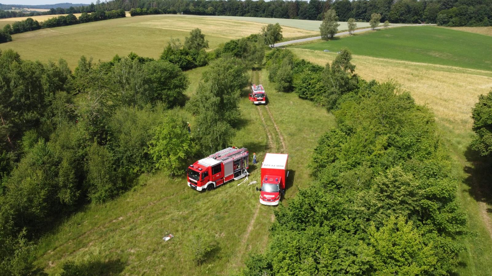 3 Feuerwehrfahrzeuge auf einer Wiese